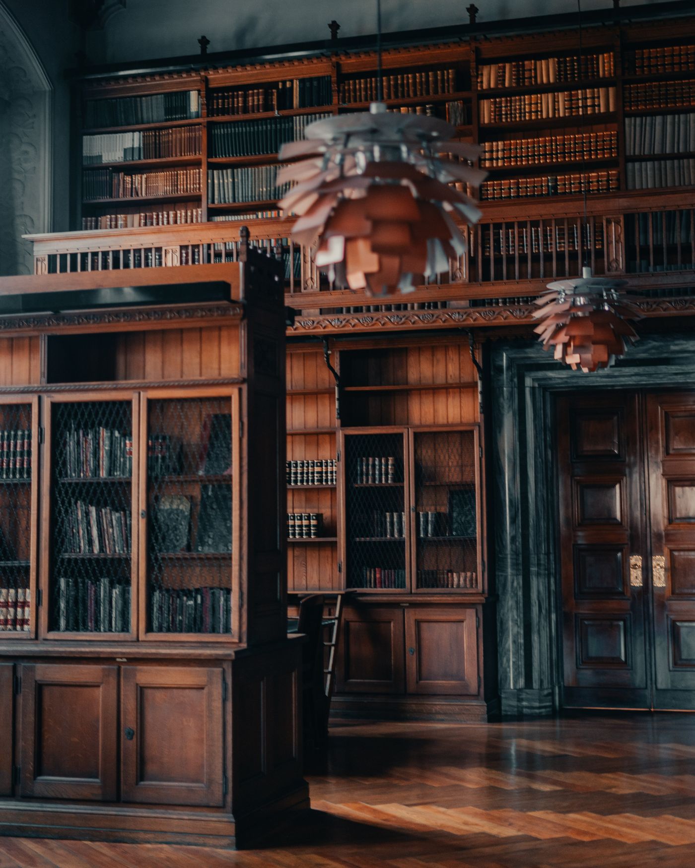 Estante de madeira com códigos e livros de direito, à luz da tarde.