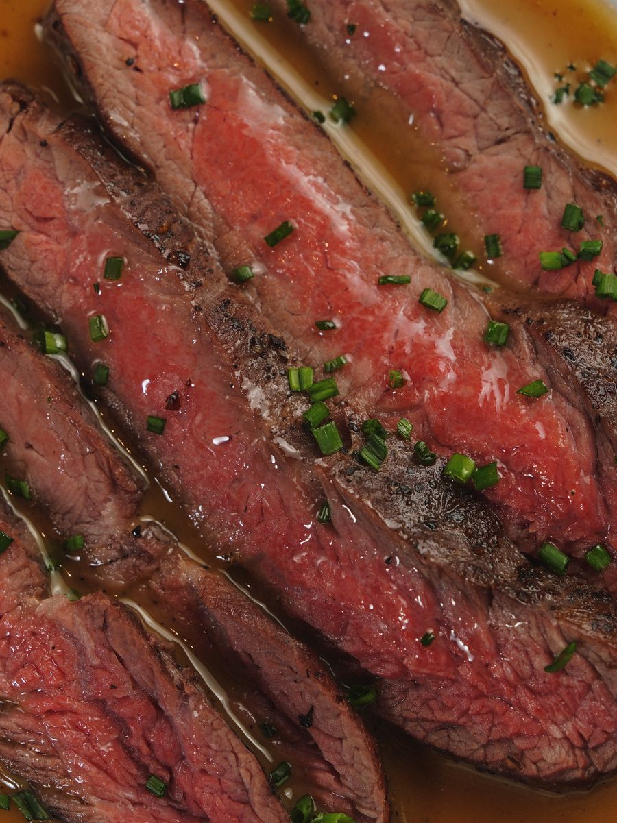 Fatias de bife ancho ao ponto, suculentas, com ciboulette