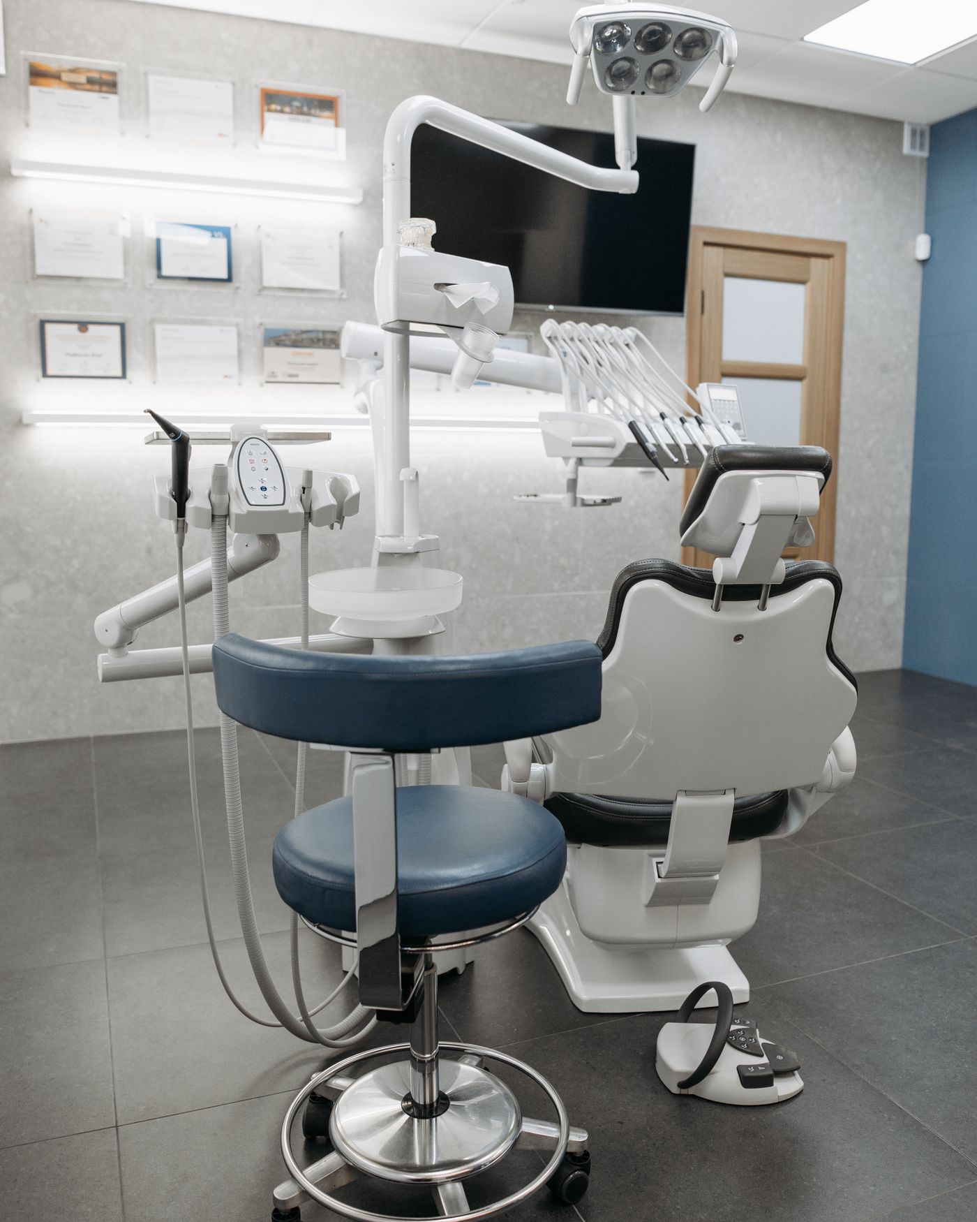 A sala de atendimento odontológico da Lúmen, com a cadeira e o instrumental prontos, à luz do dia.