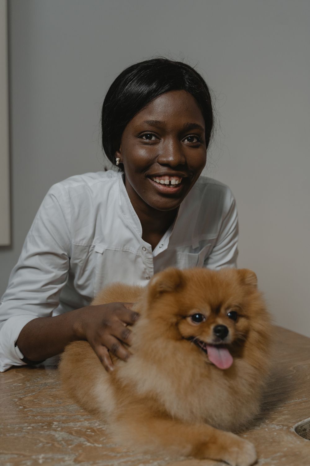 Recepção clara e acolhedora da clínica Amparo, com balcão de atendimento