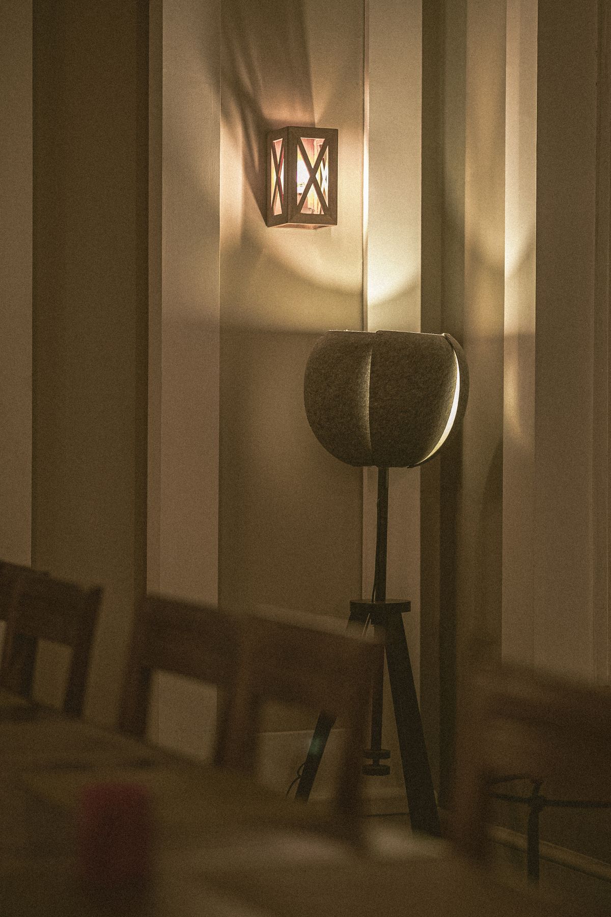 Salão do restaurante em madeira, à meia-luz quente