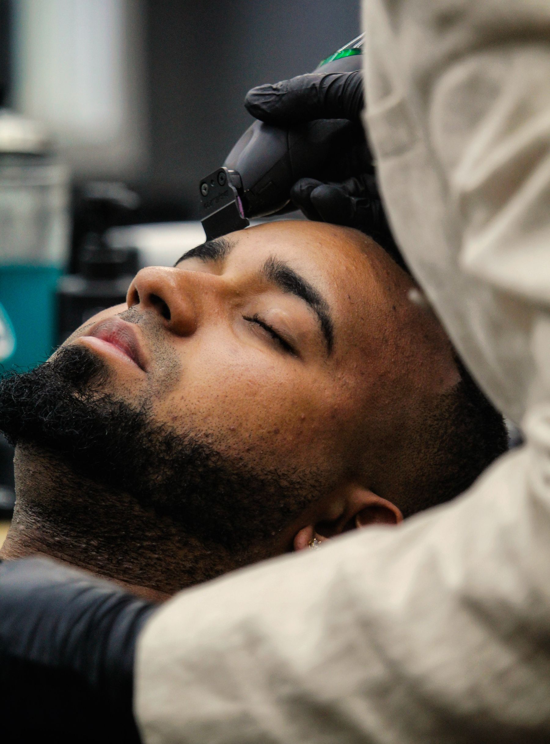 Cliente com a barba desenhada e o contorno feito na navalha.