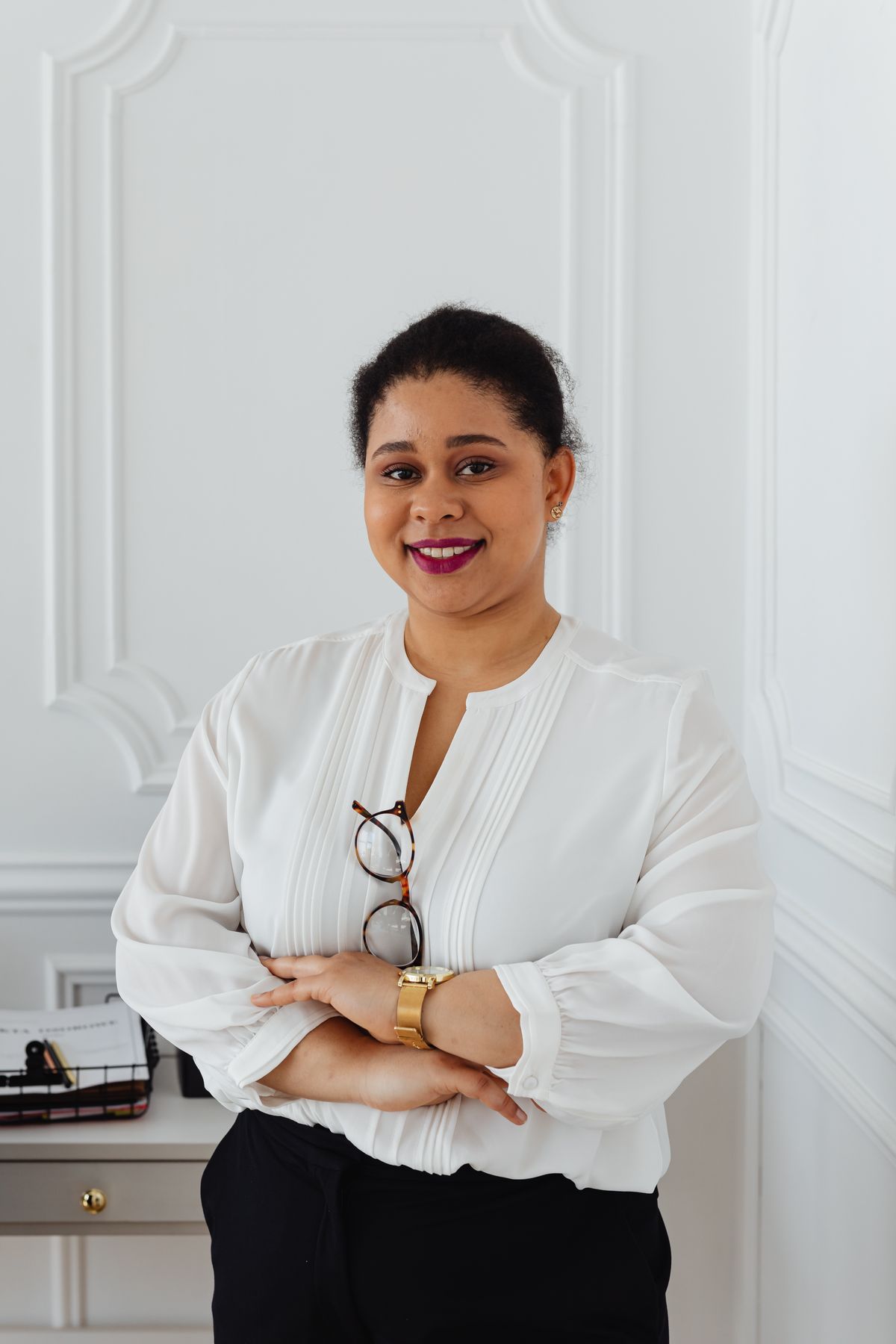 Helena Fontoura, sentada em seu escritório, olhando com calma para a câmera.